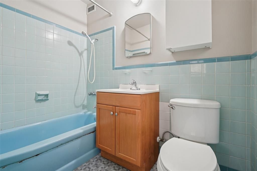 Activo con contrato: $229,900 (3 camas, 2 baños, 1399 Pies cuadrados)