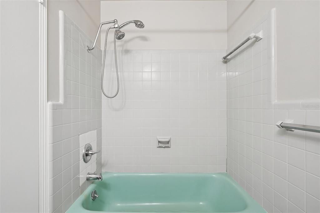 Activo con contrato: $229,900 (3 camas, 2 baños, 1399 Pies cuadrados)