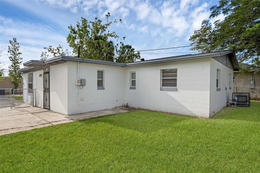 Под контрактом: $301,800 (3 спален, 2 ванн, 1350 Квадратных фут)