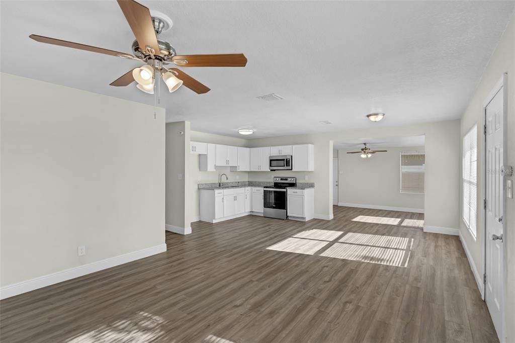 Под контрактом: $301,800 (3 спален, 2 ванн, 1350 Квадратных фут)