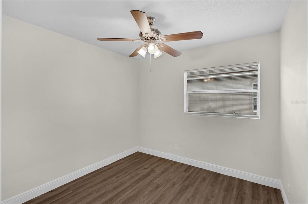 Под контрактом: $301,800 (3 спален, 2 ванн, 1350 Квадратных фут)