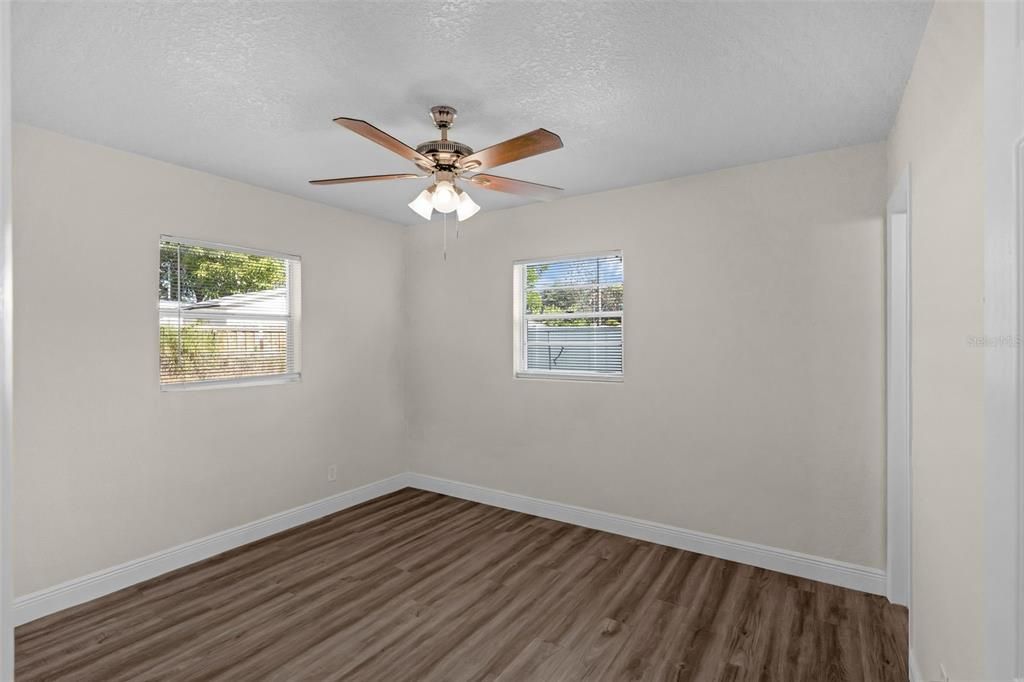 Под контрактом: $301,800 (3 спален, 2 ванн, 1350 Квадратных фут)