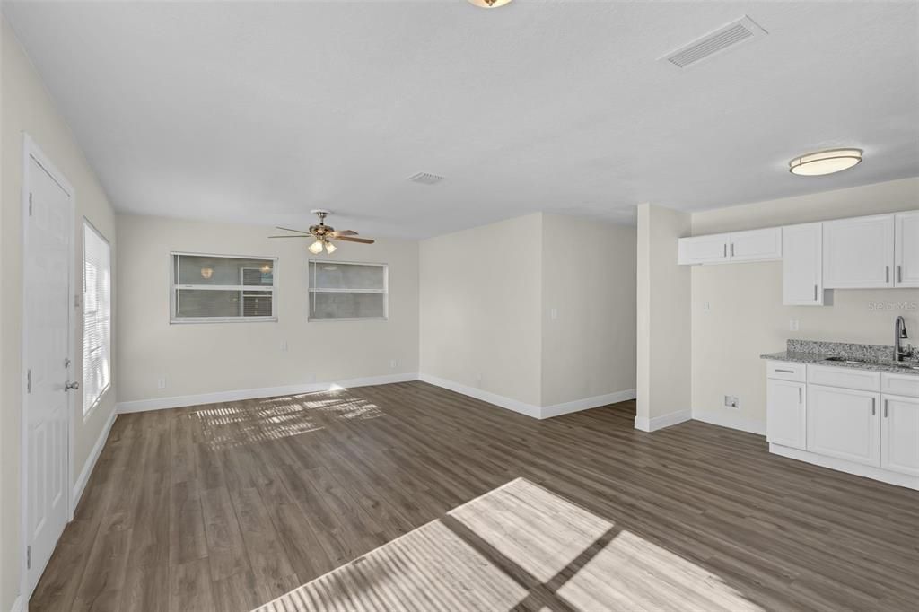 Под контрактом: $301,800 (3 спален, 2 ванн, 1350 Квадратных фут)