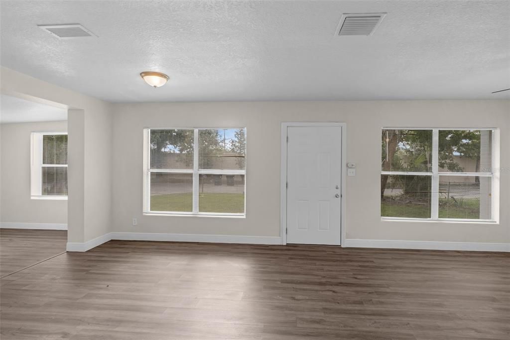 Под контрактом: $301,800 (3 спален, 2 ванн, 1350 Квадратных фут)