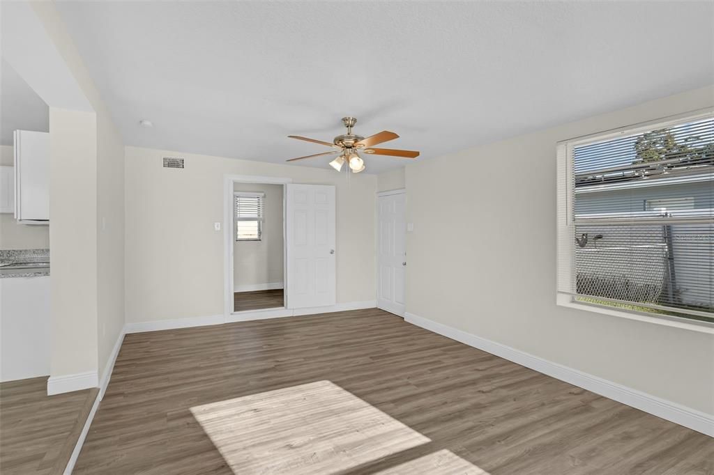 Под контрактом: $301,800 (3 спален, 2 ванн, 1350 Квадратных фут)