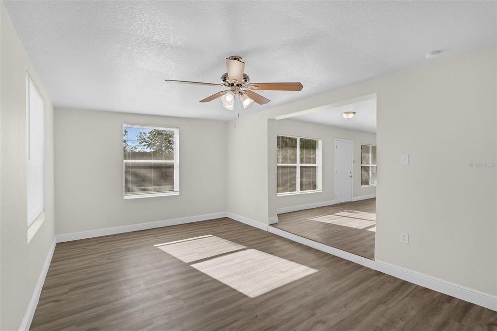 Под контрактом: $301,800 (3 спален, 2 ванн, 1350 Квадратных фут)