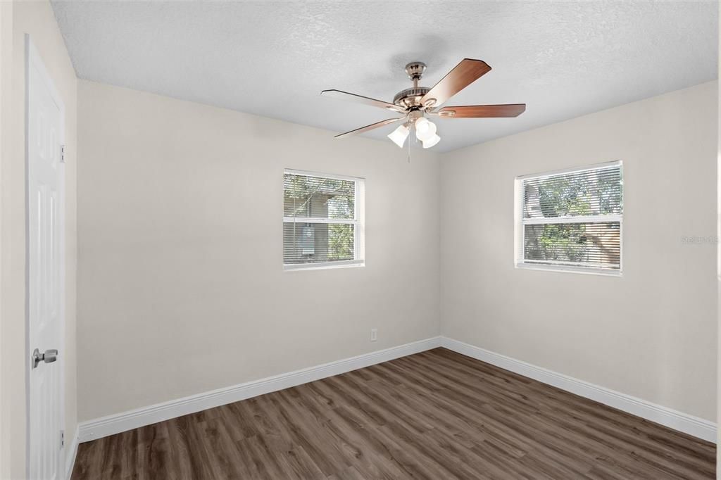 Под контрактом: $301,800 (3 спален, 2 ванн, 1350 Квадратных фут)