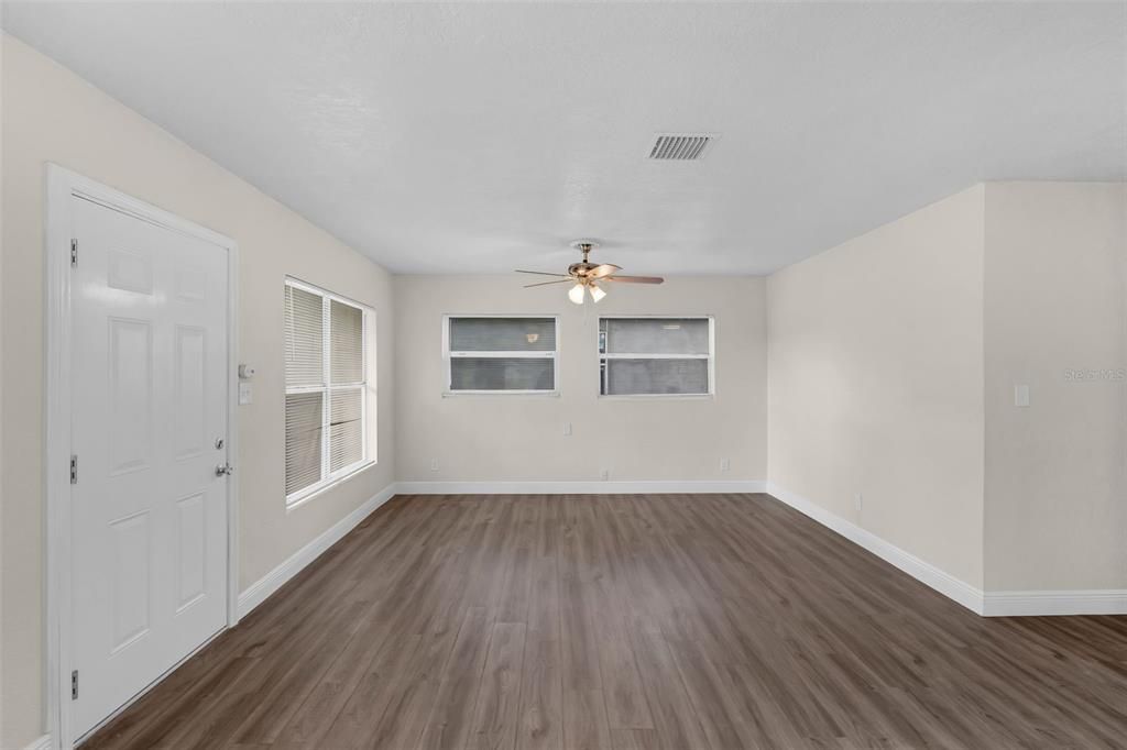 Под контрактом: $301,800 (3 спален, 2 ванн, 1350 Квадратных фут)