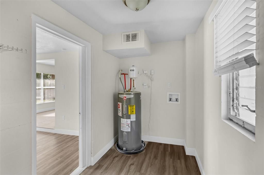 Под контрактом: $301,800 (3 спален, 2 ванн, 1350 Квадратных фут)