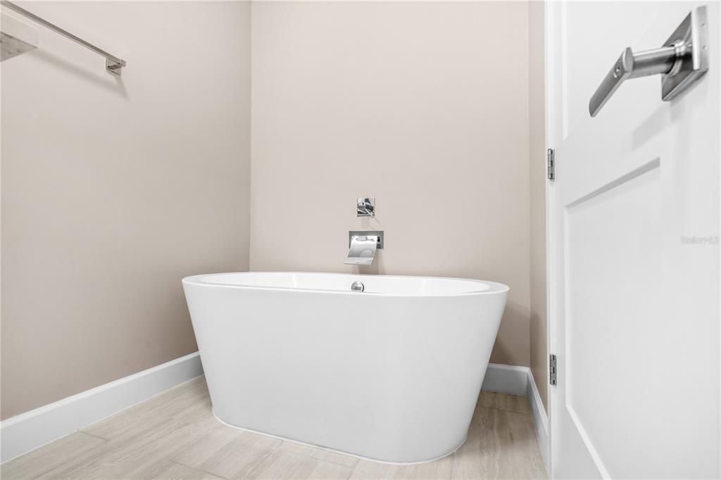 En Venta: $1,044,000 (3 camas, 3 baños, 2938 Pies cuadrados)