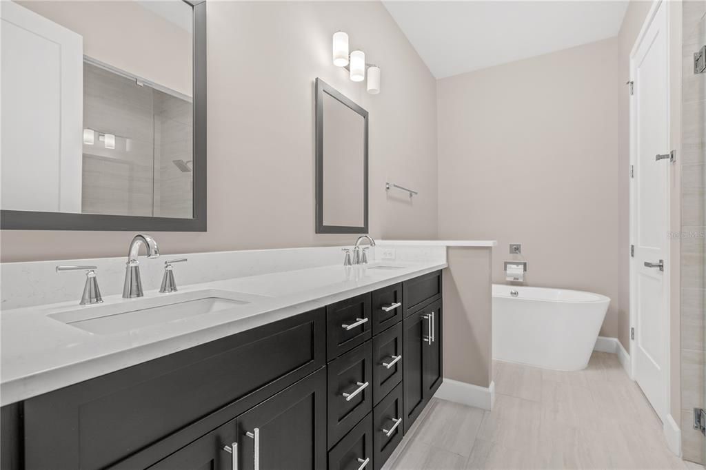 En Venta: $1,044,000 (3 camas, 3 baños, 2938 Pies cuadrados)