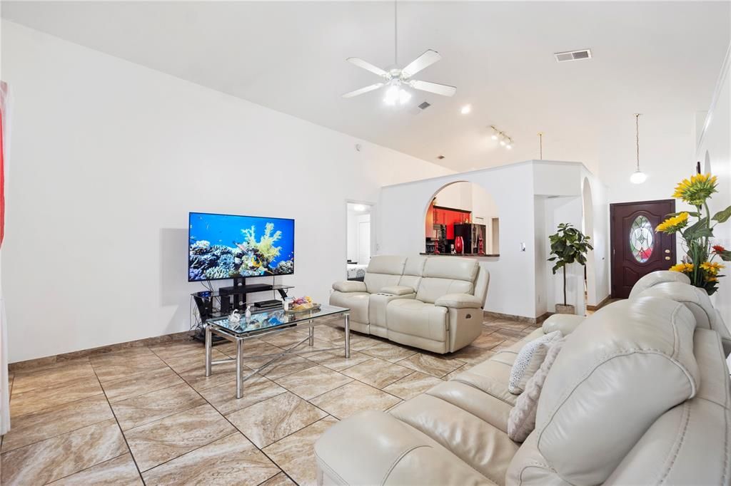 En Venta: $389,000 (4 camas, 2 baños, 1971 Pies cuadrados)