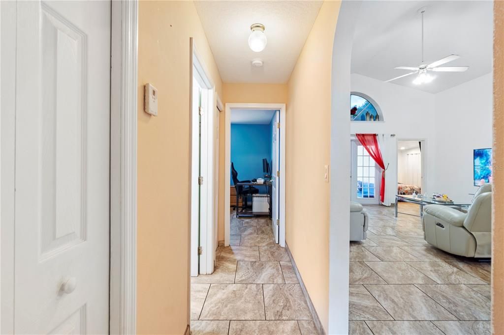 En Venta: $389,000 (4 camas, 2 baños, 1971 Pies cuadrados)