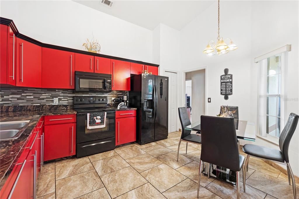 En Venta: $389,000 (4 camas, 2 baños, 1971 Pies cuadrados)