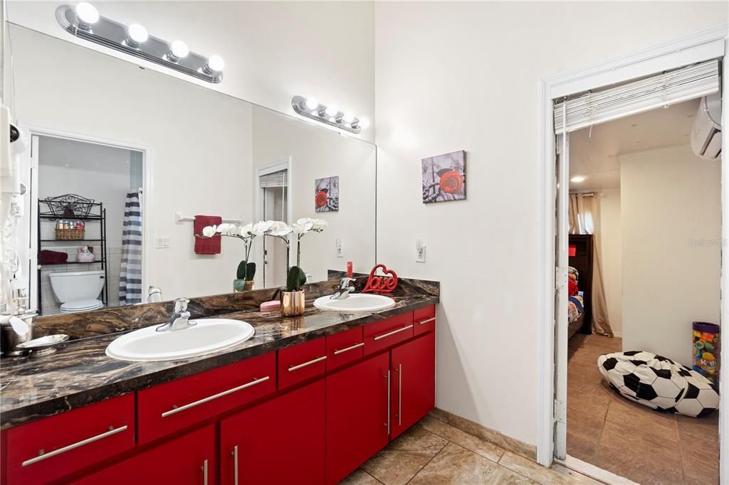 En Venta: $389,000 (4 camas, 2 baños, 1971 Pies cuadrados)