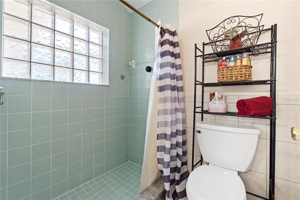 En Venta: $389,000 (4 camas, 2 baños, 1971 Pies cuadrados)