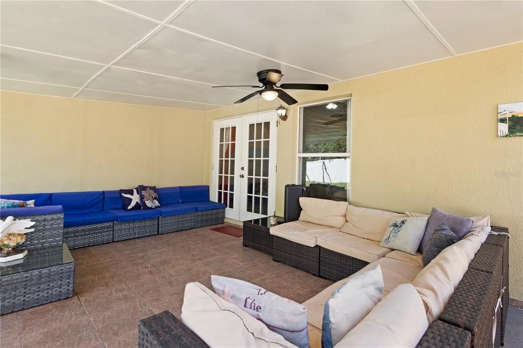 En Venta: $389,000 (4 camas, 2 baños, 1971 Pies cuadrados)