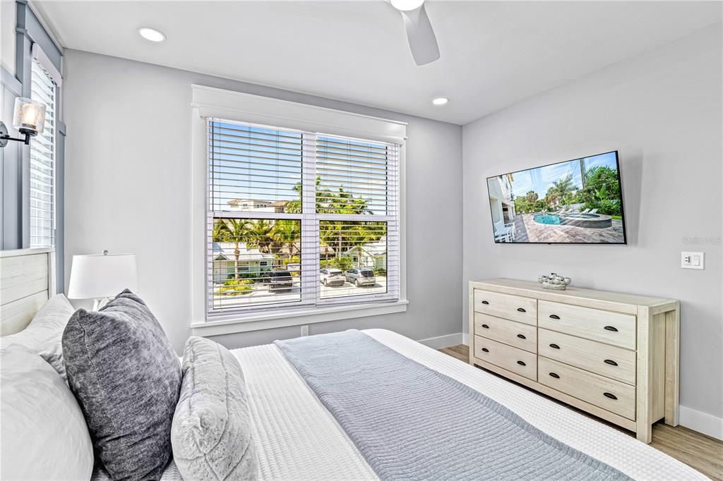 For Sale: $5,699,000 (7 beds, 7 baths, 3600 Square Feet)