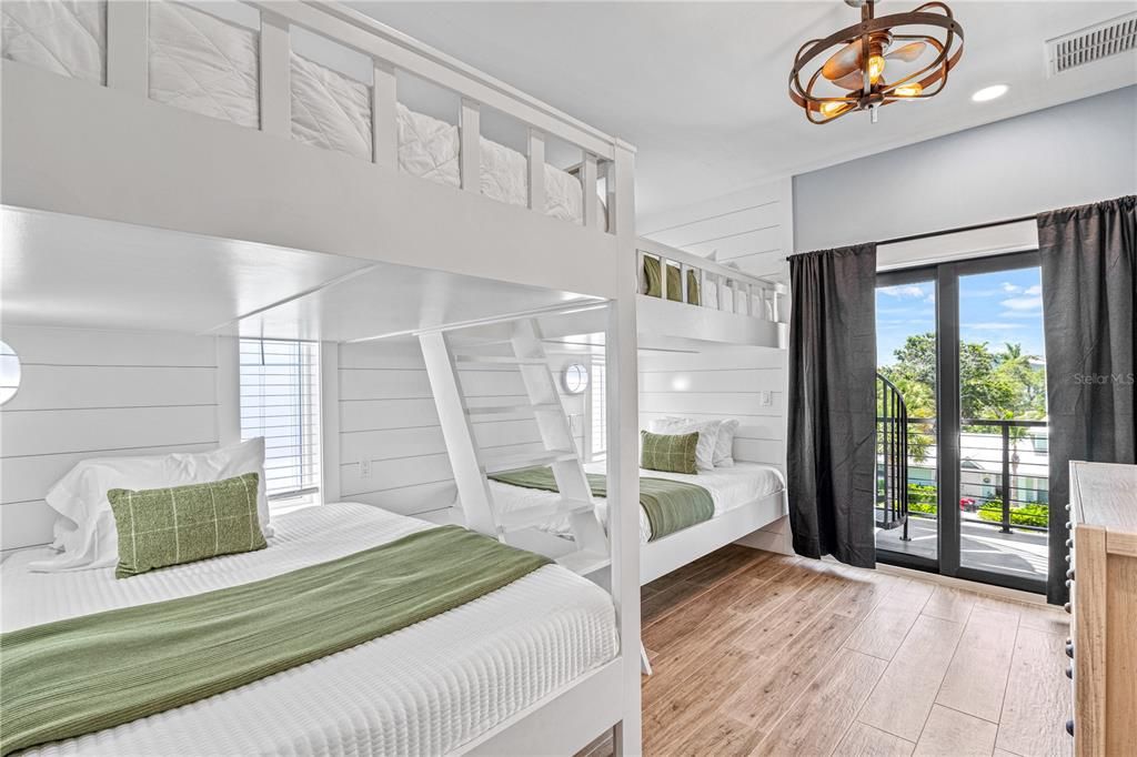 For Sale: $5,699,000 (7 beds, 7 baths, 3600 Square Feet)