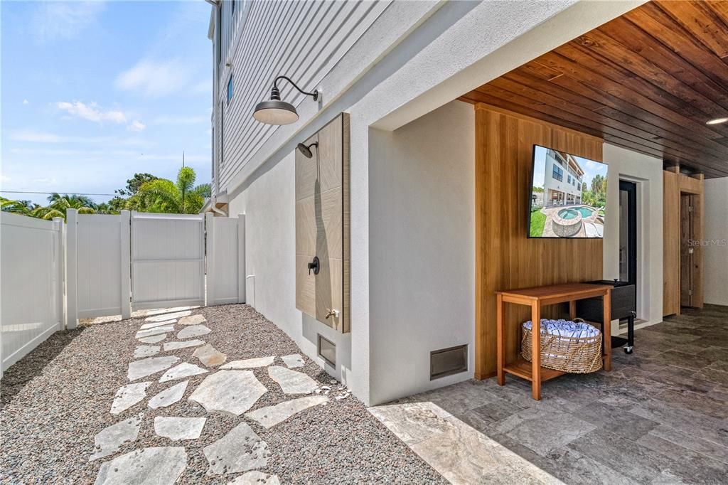 For Sale: $5,699,000 (7 beds, 7 baths, 3600 Square Feet)
