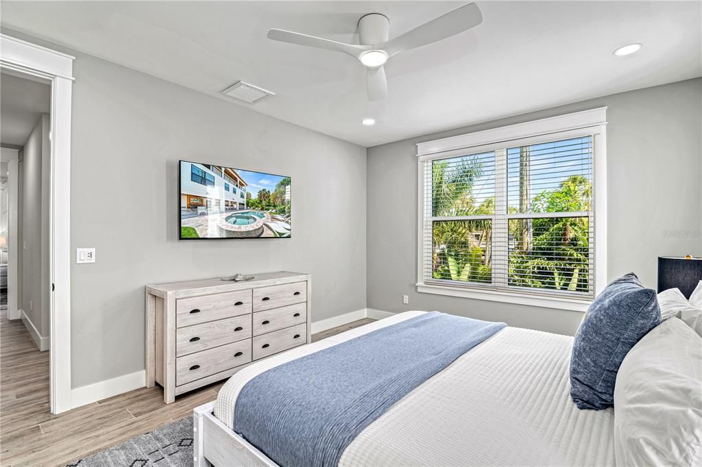 For Sale: $5,699,000 (7 beds, 7 baths, 3600 Square Feet)