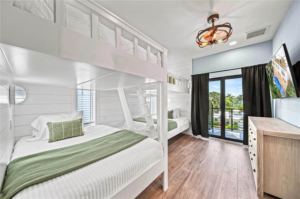 For Sale: $5,699,000 (7 beds, 7 baths, 3600 Square Feet)