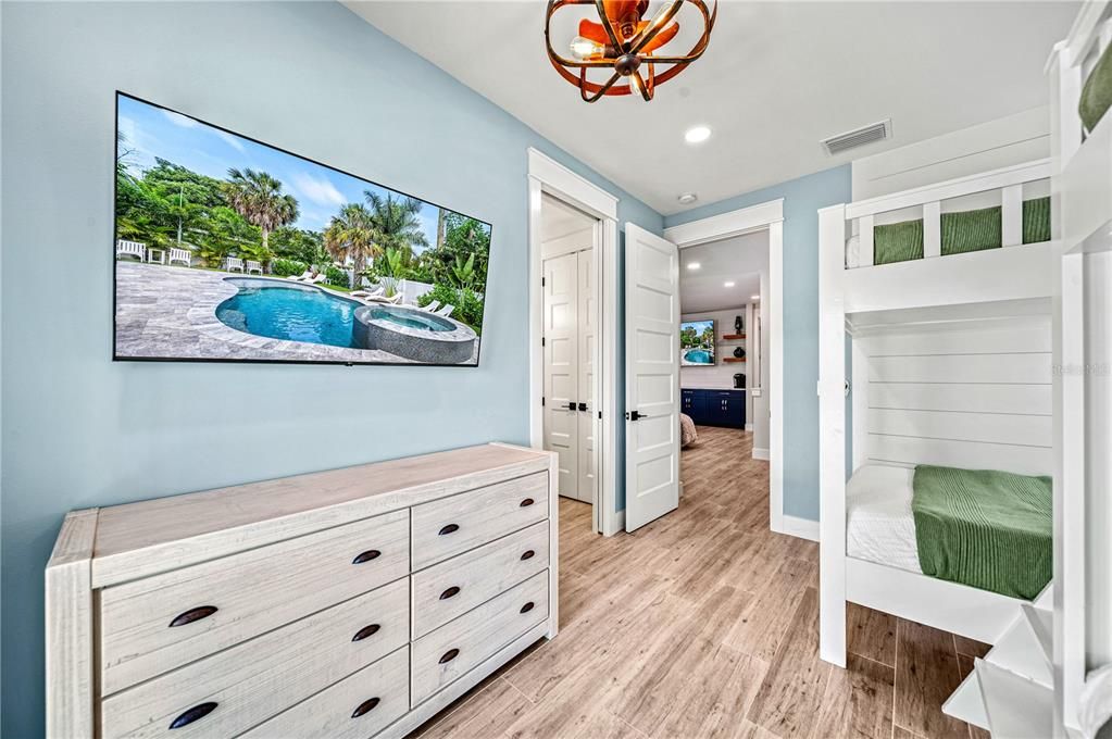 For Sale: $5,699,000 (7 beds, 7 baths, 3600 Square Feet)