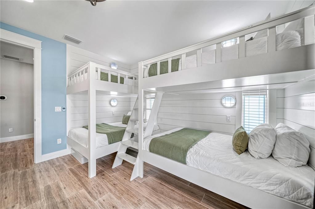 For Sale: $5,699,000 (7 beds, 7 baths, 3600 Square Feet)