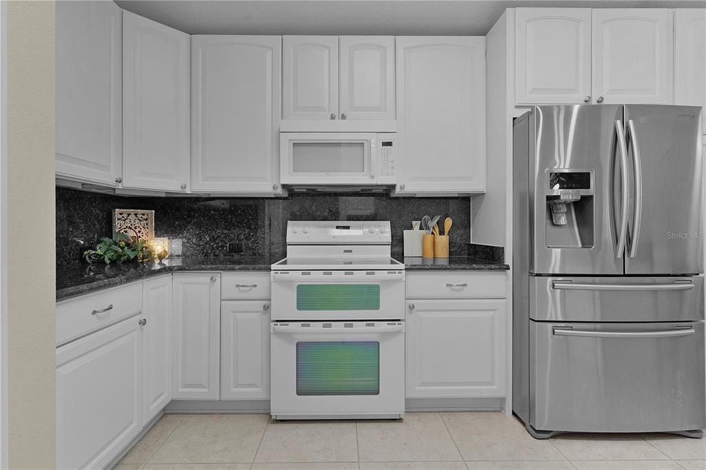 合同活跃: $850,000 (3 贝兹, 2 浴室, 2578 平方英尺)