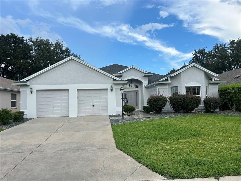 合同活跃: $850,000 (3 贝兹, 2 浴室, 2578 平方英尺)