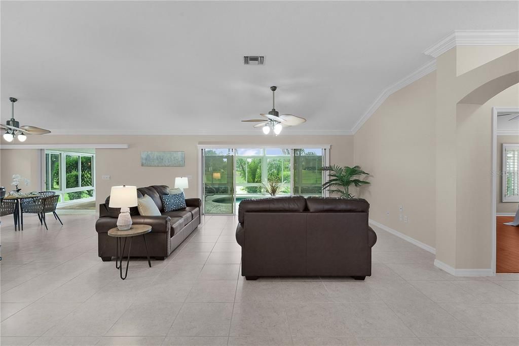 合同活跃: $850,000 (3 贝兹, 2 浴室, 2578 平方英尺)