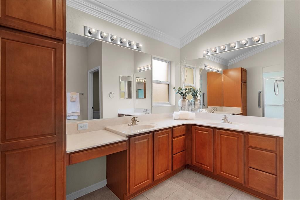 合同活跃: $850,000 (3 贝兹, 2 浴室, 2578 平方英尺)