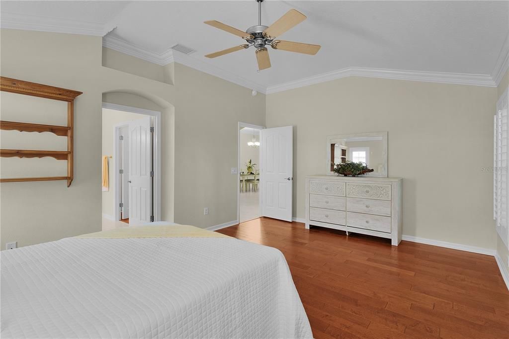 合同活跃: $850,000 (3 贝兹, 2 浴室, 2578 平方英尺)