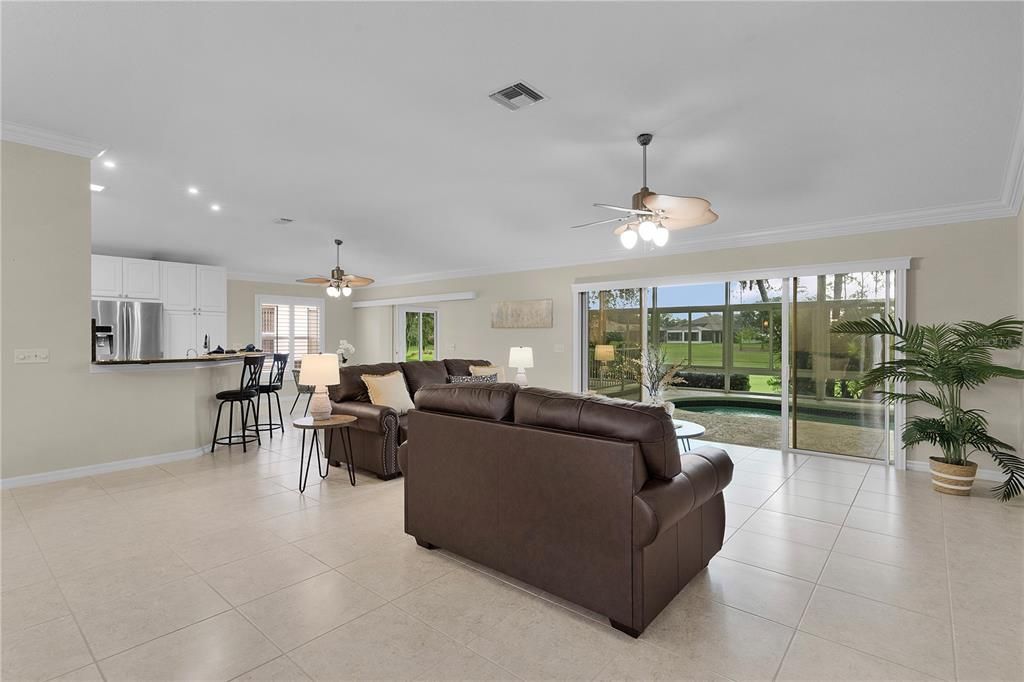 合同活跃: $850,000 (3 贝兹, 2 浴室, 2578 平方英尺)