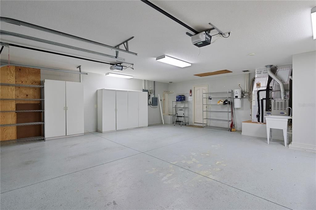 合同活跃: $850,000 (3 贝兹, 2 浴室, 2578 平方英尺)