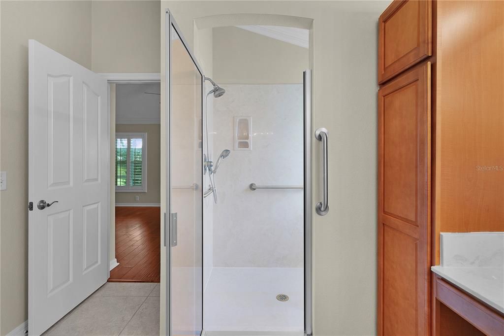 合同活跃: $850,000 (3 贝兹, 2 浴室, 2578 平方英尺)