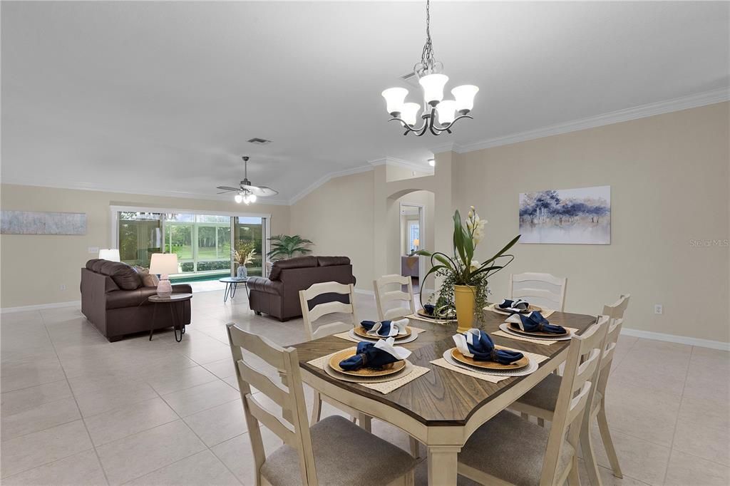 合同活跃: $850,000 (3 贝兹, 2 浴室, 2578 平方英尺)