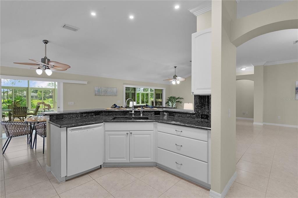 合同活跃: $850,000 (3 贝兹, 2 浴室, 2578 平方英尺)