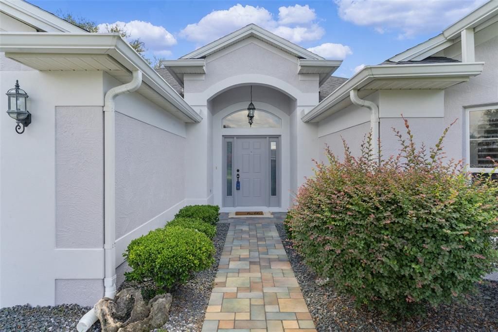 合同活跃: $850,000 (3 贝兹, 2 浴室, 2578 平方英尺)