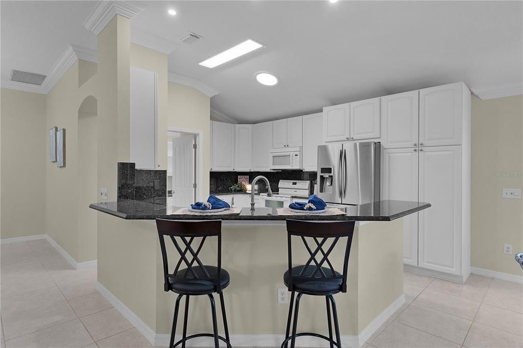 合同活跃: $850,000 (3 贝兹, 2 浴室, 2578 平方英尺)