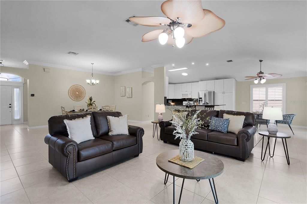 合同活跃: $850,000 (3 贝兹, 2 浴室, 2578 平方英尺)