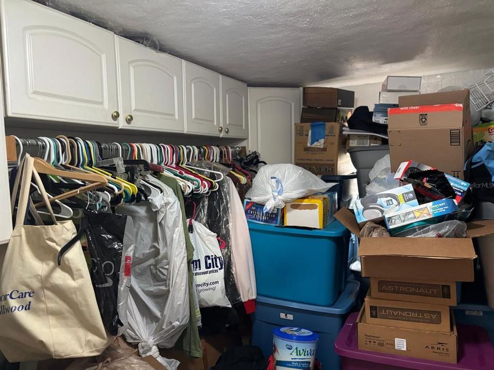 合同活跃: $189,900 (2 贝兹, 1 浴室, 912 平方英尺)