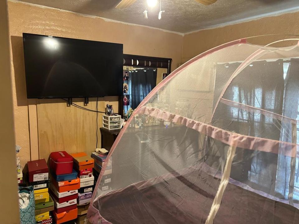 合同活跃: $189,900 (2 贝兹, 1 浴室, 912 平方英尺)