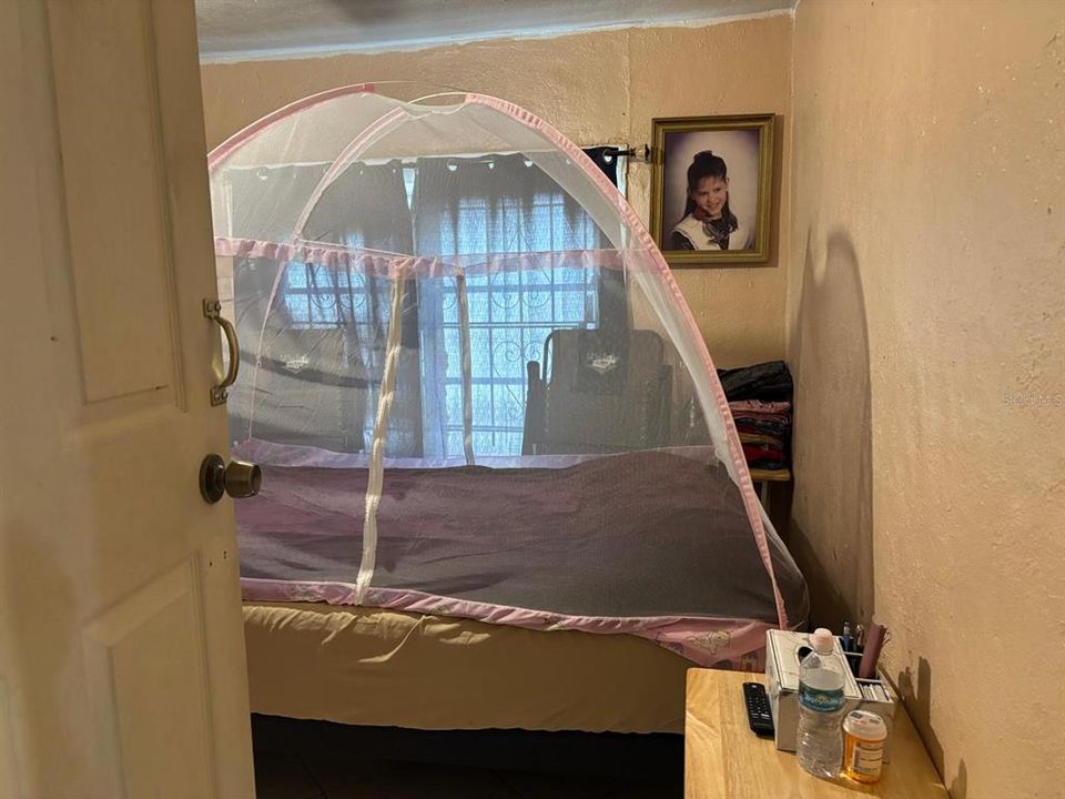 合同活跃: $189,900 (2 贝兹, 1 浴室, 912 平方英尺)