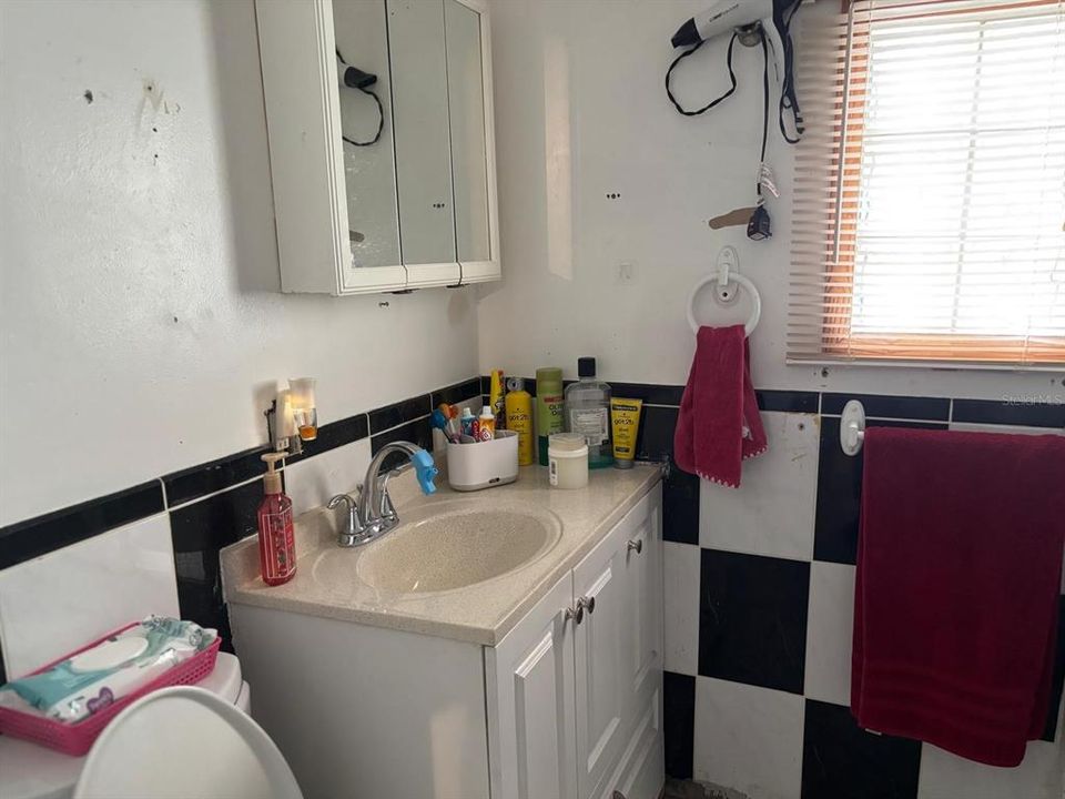 合同活跃: $189,900 (2 贝兹, 1 浴室, 912 平方英尺)