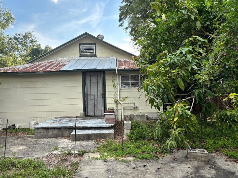 合同活跃: $189,900 (2 贝兹, 1 浴室, 912 平方英尺)