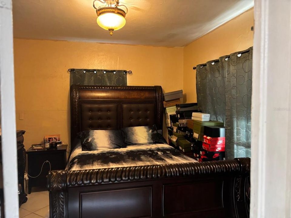 合同活跃: $189,900 (2 贝兹, 1 浴室, 912 平方英尺)