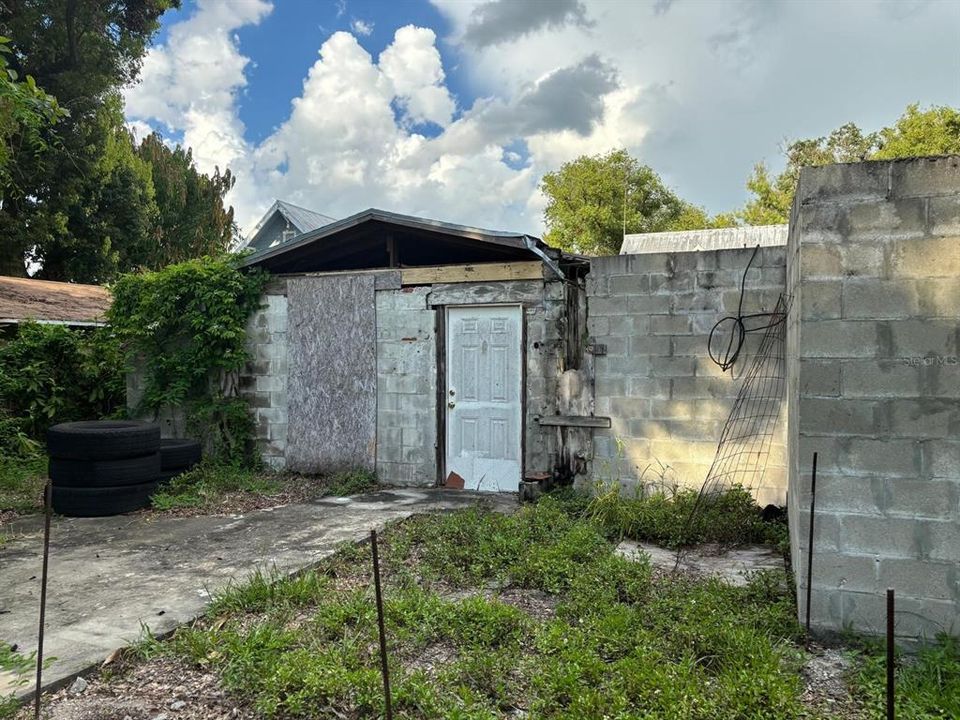 合同活跃: $189,900 (2 贝兹, 1 浴室, 912 平方英尺)