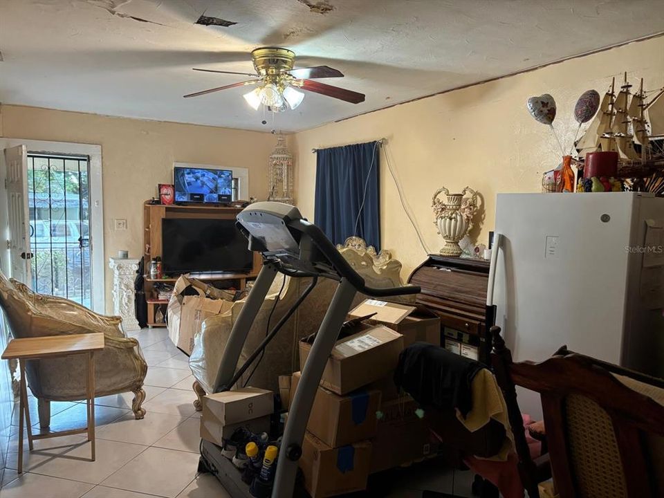 合同活跃: $189,900 (2 贝兹, 1 浴室, 912 平方英尺)