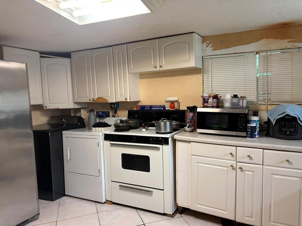 合同活跃: $189,900 (2 贝兹, 1 浴室, 912 平方英尺)